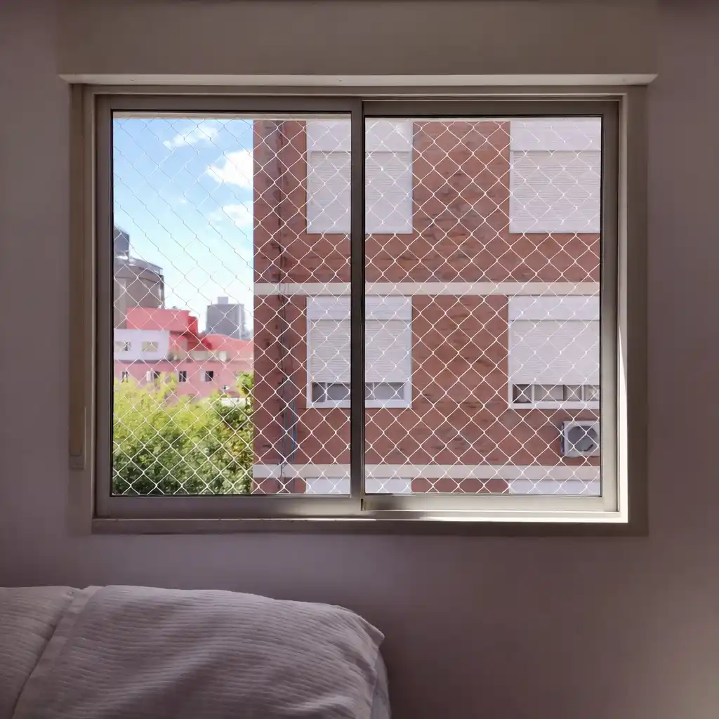 Red de protección en ventana de dormitorio