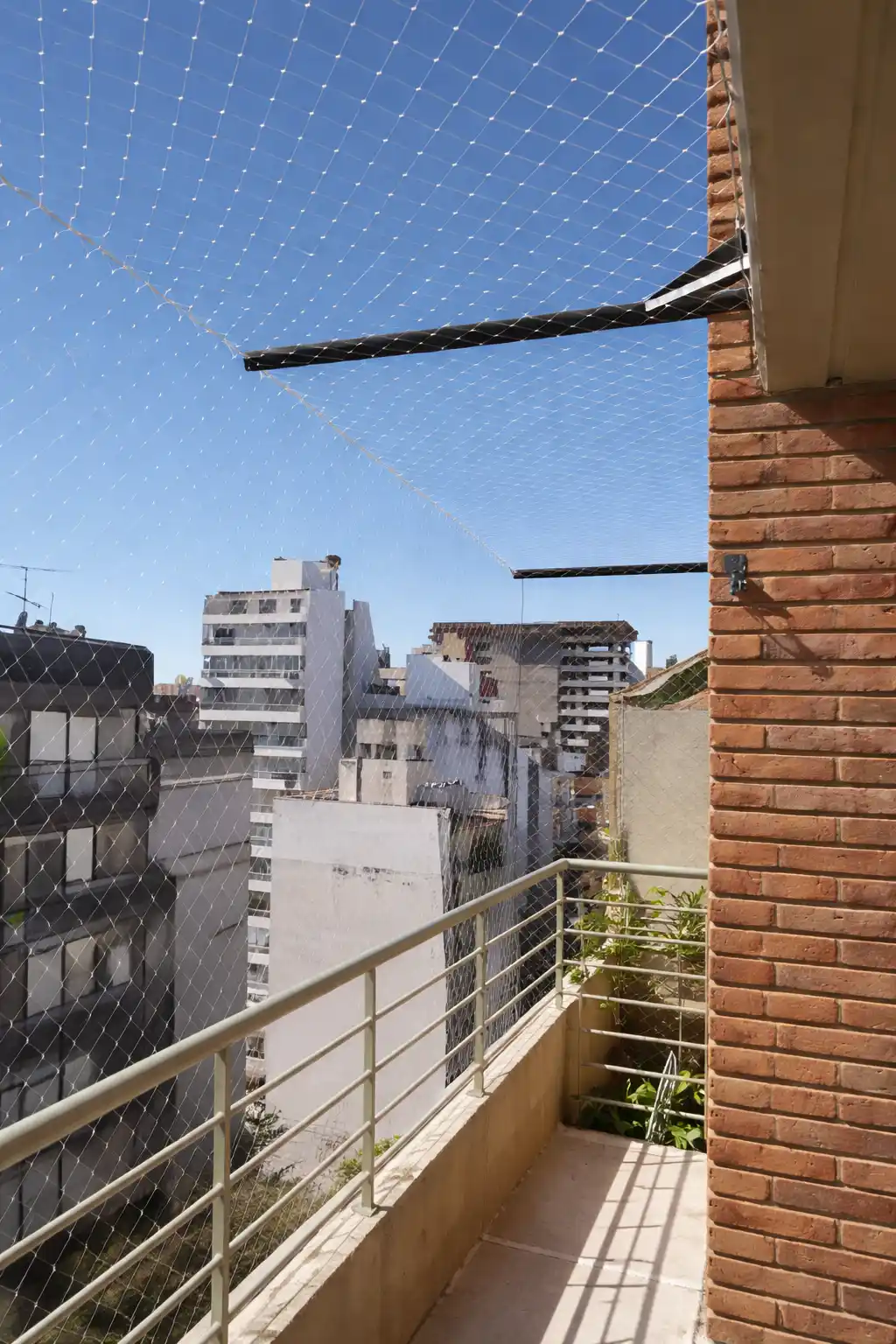 Red de seguridad para balcón en edificio urbano